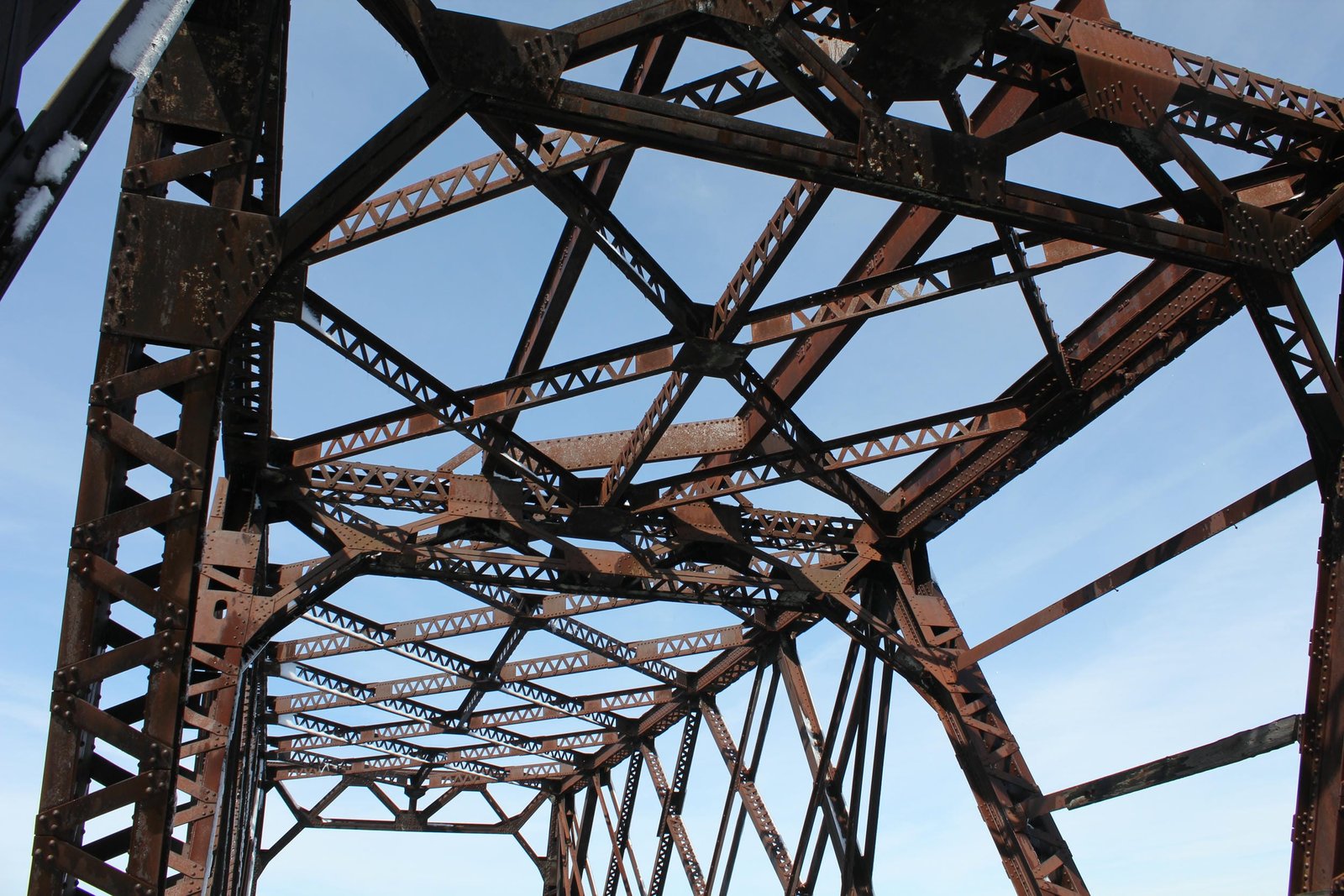 Upper lateral bracing and sway bracing at center of swing span
